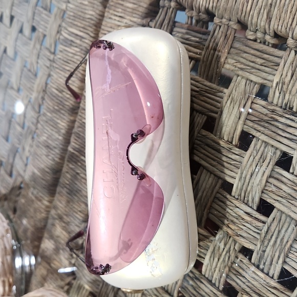 Sunnies, just like the real thing. - Picture 2 of 4